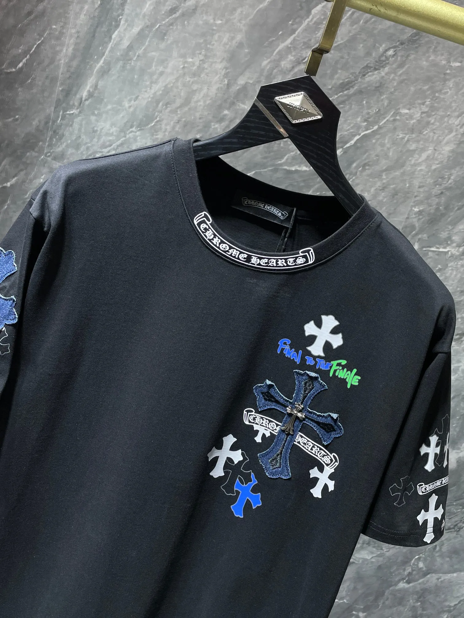 P160 ✨New arrival✨ Chrome Hearts 25ss High gram weight, environmentally friendly and high-quality top-quality fabric 260g~270g Cross Sanskrit patchwork leather overlapping metal short-sleeved T-shirt Heavy hand-cut patchwork embroidery process➕Tajima machine embroidery➕Handmade willows Counter synchronization 1:1 replica version 🌈Recommended colors: black white 🌈 Size: S, M, L, XL